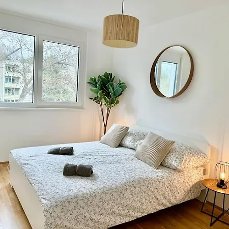 Modern Danube With Balcony & Free Parking شقة فيينا