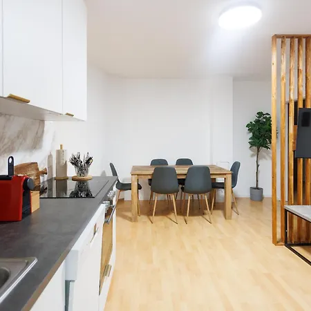Cozy Family & Group - 15 Min To Center Apartment *
