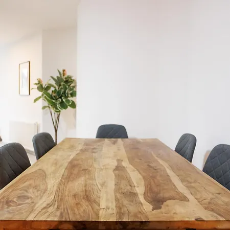 Cozy Family & Group - 15 Min To Center Apartment *