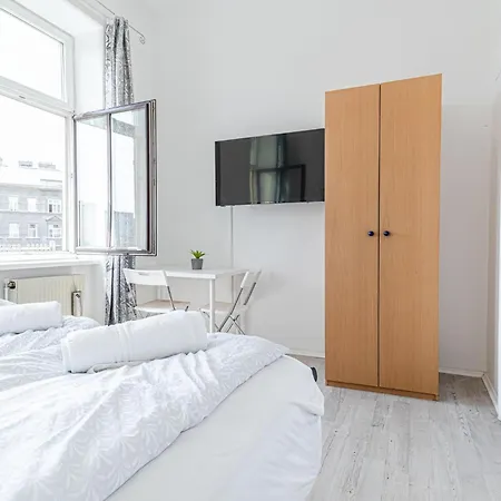 Apartment Garden Vibes 3br In