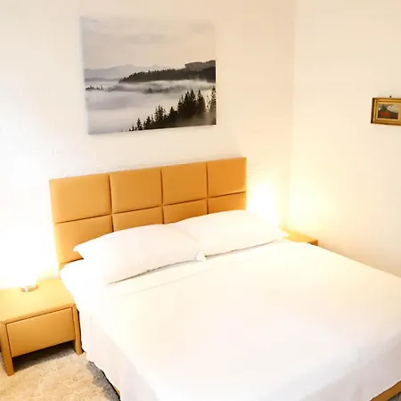 «go West» Guest Hostel *