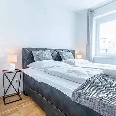 Trendy - Modern 1br & 1lr In Center Wenen