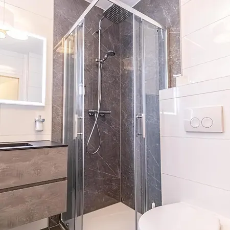 Trendy - Modern 1br & 1lr In Center *