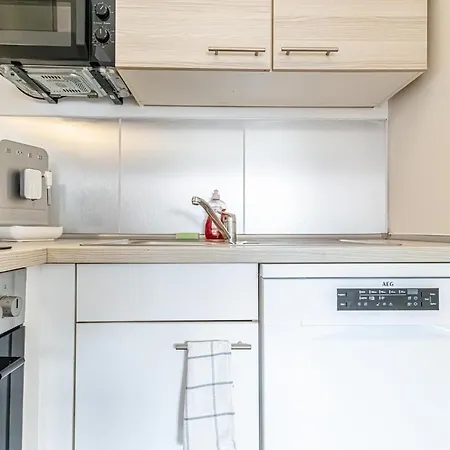 Trendy - Modern 1br & 1lr In Center