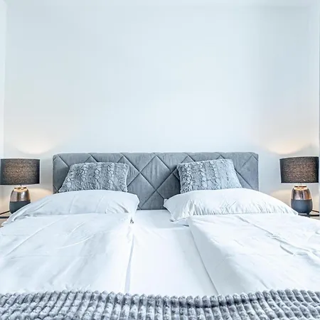 Chic 1br And 1lr In