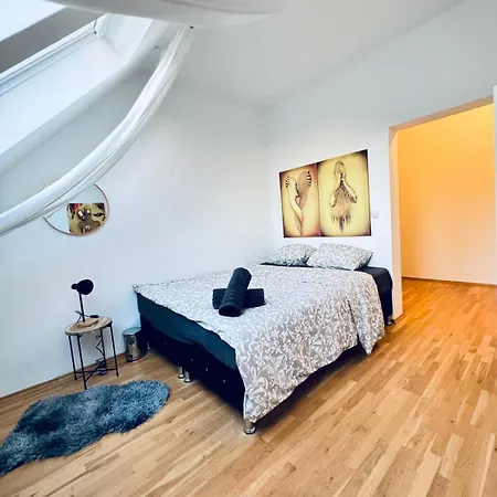 In A Shared Apt 6-min Drive To Schoenbrunn *