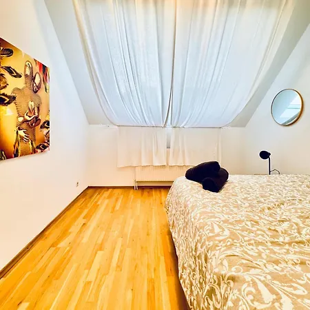 In A Shared Apt 6-min Drive To Schoenbrunn Vienna