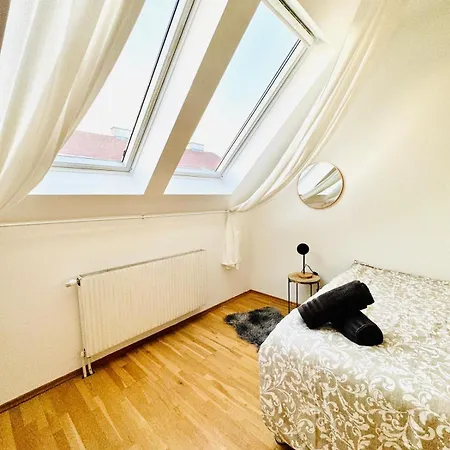 In A Shared Apt 6-min Drive To Schoenbrunn Apartment Vienna