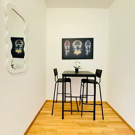 In A Shared Apt 6-min Drive To Schoenbrunn Vienna