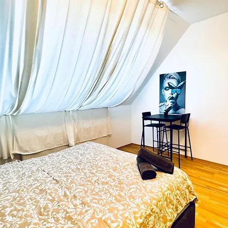 In A Shared Apt 6-min Drive To Schoenbrunn Apartment *