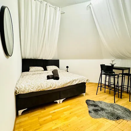 In A Shared Apt 6-min Drive To Schoenbrunn * Vienna