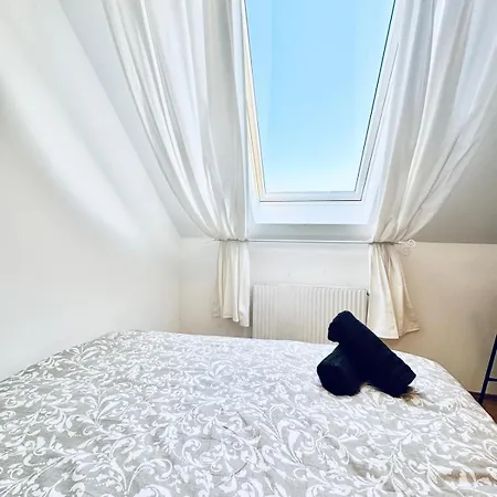 In A Shared Apt 6-min Drive To Schoenbrunn Apartment Vienna