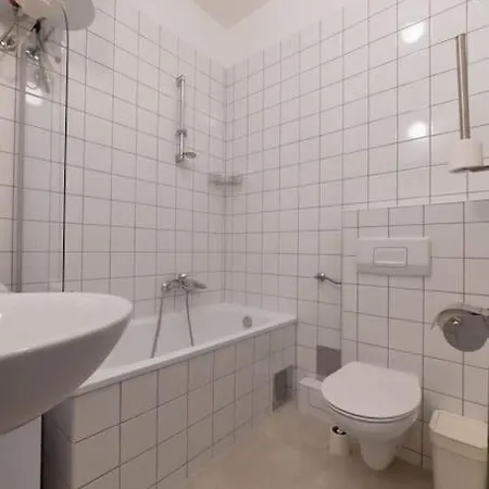 Studio-apartment Mit Garten Apartment *