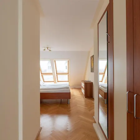 Ruheoase Im Dachgeschoss Mit Klimaanlage, Nur 10 Minuten Ins Zentrum Apartmán