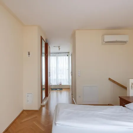 Ruheoase Im Dachgeschoss Mit Klimaanlage, Nur 10 Minuten Ins Zentrum Apartmán *