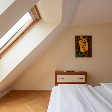 Ruheoase Im Dachgeschoss Mit Klimaanlage, Nur 10 Minuten Ins Zentrum Apartmán