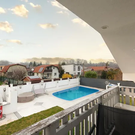 Apartment Luxurious 3bd In Prime Location Of *