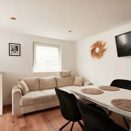 Luxurious 3bd In Prime Location Of Apartment *