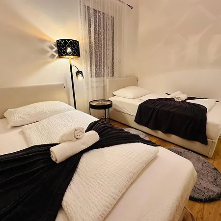 Schoenbrunn Garden Apartment