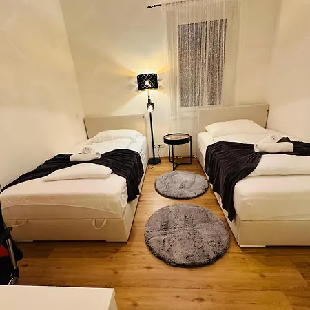 Schoenbrunn Garden Apartment *