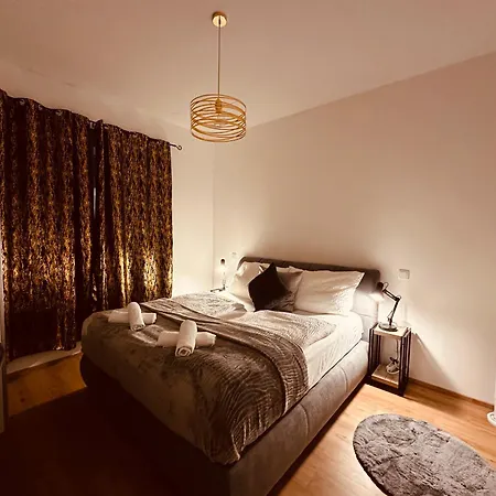 Schoenbrunn Garden Apartment *