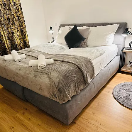 Schoenbrunn Garden Apartment