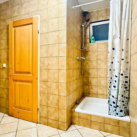Exquisite In Shared With Garden & Parking *