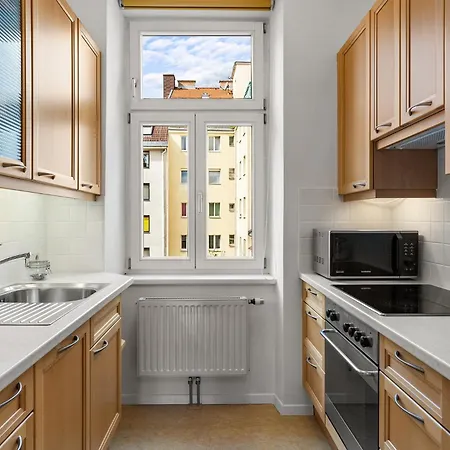 Nur 15 Minuten Ins Zentrum - Neu Renoviert Und Ruhig Gelegen Apartment