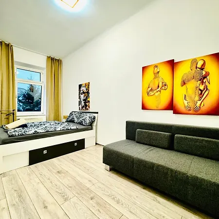 Comfy 3br In A Shared Apt, 10min To Fac Platz Apartment *