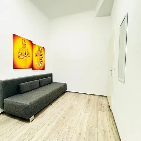 Comfy 3br In A Shared Apt, 10min To Fac Platz Apartment