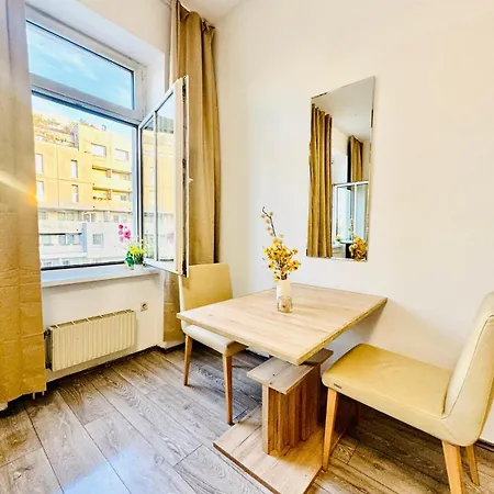 Comfy 3br In A Shared Apt, 10min To Fac Platz Apartment