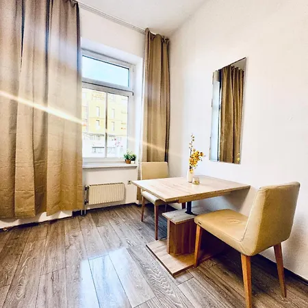 Comfy 3br In A Shared Apt, 10min To Fac Platz Apartment