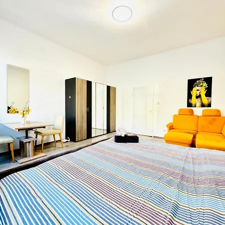 Comfy 3br In A Shared Apt, 10min To Fac Platz Apartment