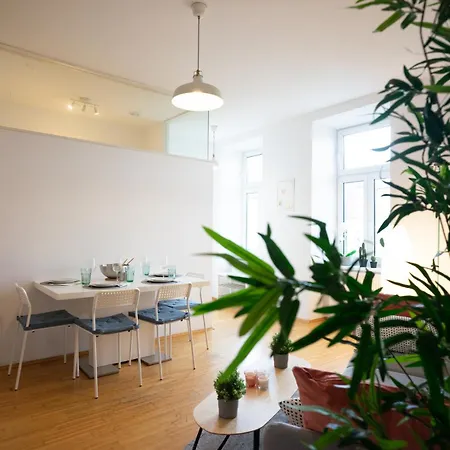 Modern 3 Bedroom In Center *