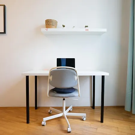 Modern 3 Bedroom In Center Apartment *