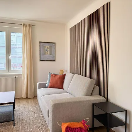 Newly Renovated At Yppenplatz *