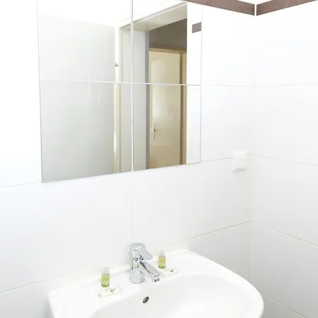 Calm & Cosy With Free Parking Apartment