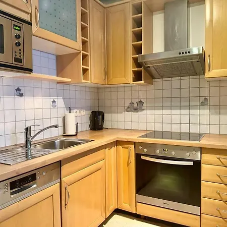 90 M2 Maisonette With Free Parking Apartment *