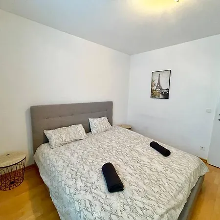 90 M2 Maisonette With Free Parking Apartment