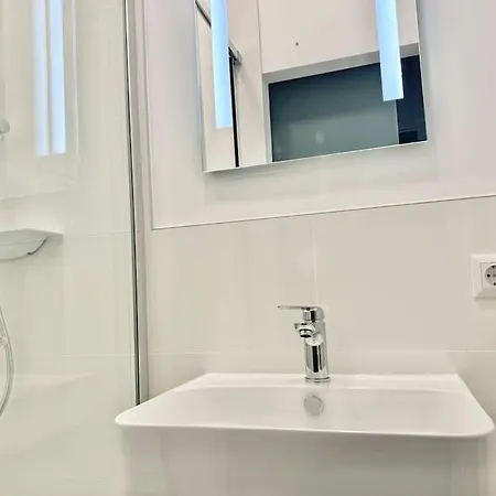 Stylish & Renovated With Free Parking * Vienna
