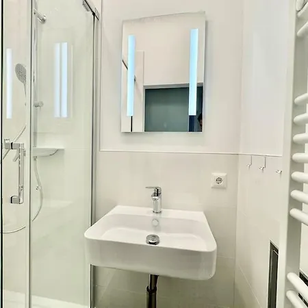 Stylish & Renovated With Free Parking Apartment *