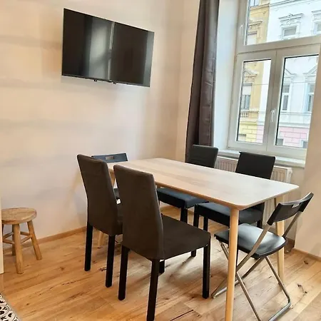 Stylish & Renovated With Free Parking *