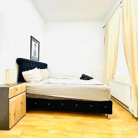 Apartment 10 Bedroom For Groups, 8-min To Rathausplatz