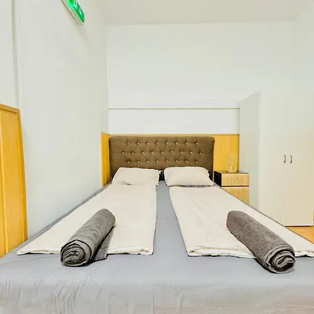 10 Bedroom For Groups, 8-min To Rathausplatz Apartment *
