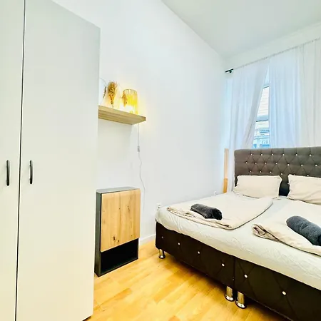 10 Bedroom For Groups, 8-min To Rathausplatz Apartment Vienna