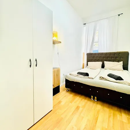 10 Bedroom For Groups, 8-min To Rathausplatz Apartment *
