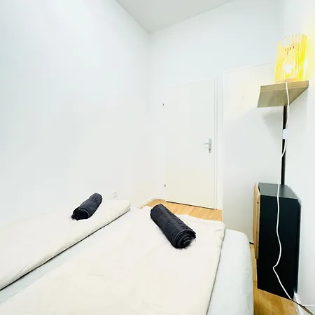 10 Bedroom For Groups, 8-min To Rathausplatz Apartment Vienna