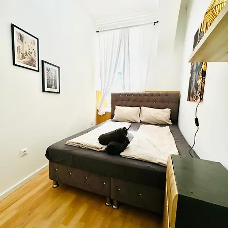 Apartment 10 Bedroom For Groups, 8-min To Rathausplatz *