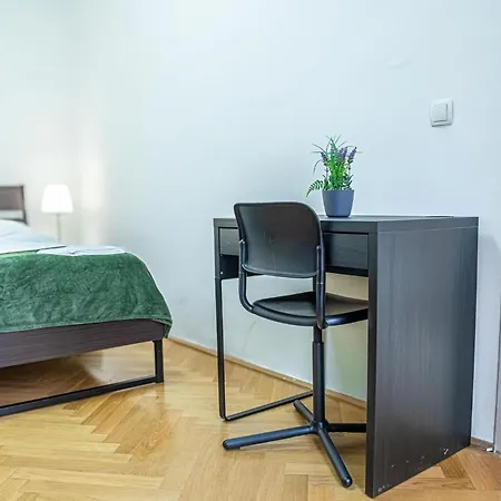 Comfortable 2br Apt.-near Wiener Stadthalle Apartment