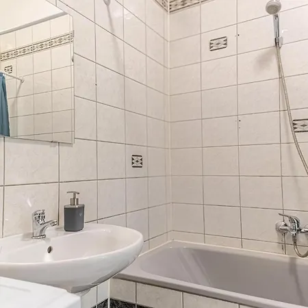 Spacious 2br -near Wiener Stadthalle Burggassewiener Well Located *